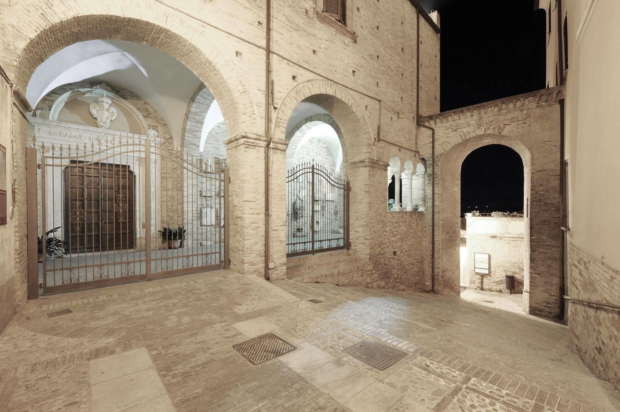 ホテル Castello Chiola Dimora Storica ロレート・アプルティーノ エクステリア 写真